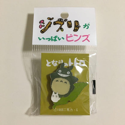 Studio Ghibli My Neighbor Totoro - Big Totoro with Leaf Pin Badge (T-27)